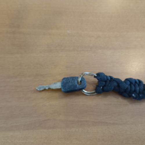 kleine sleutel met zwarte koord