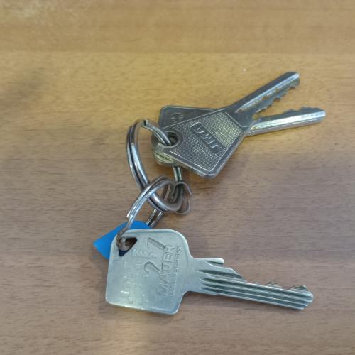 sleutelhanger met 3 sleutels en een blauw plastiekje