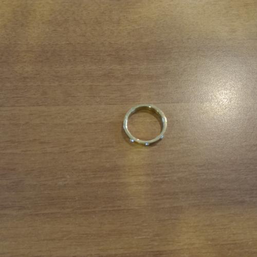 goudkleurige ring met steentjes