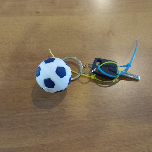 kleine sleutel met klein voetballetje eraan